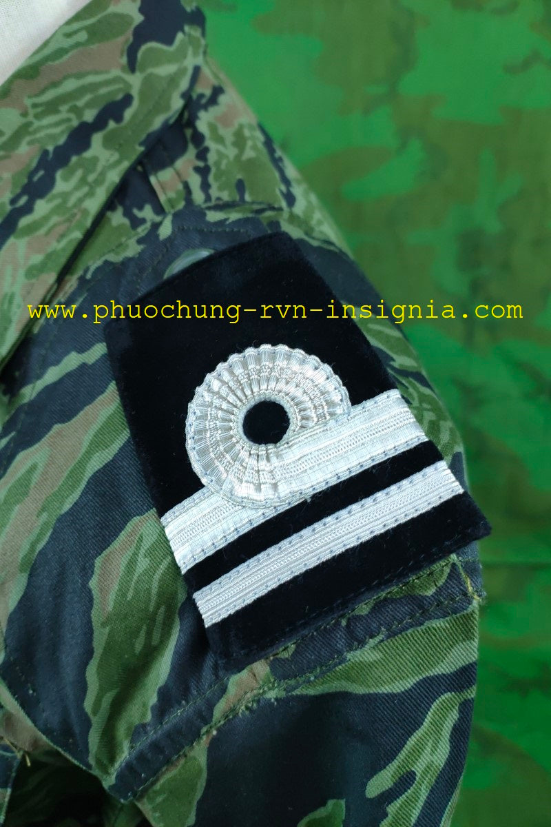Thuy-Quan Luc-Chien Trung-Uy / VNMC First-Lieutenant Shoulder Rank Slide Set